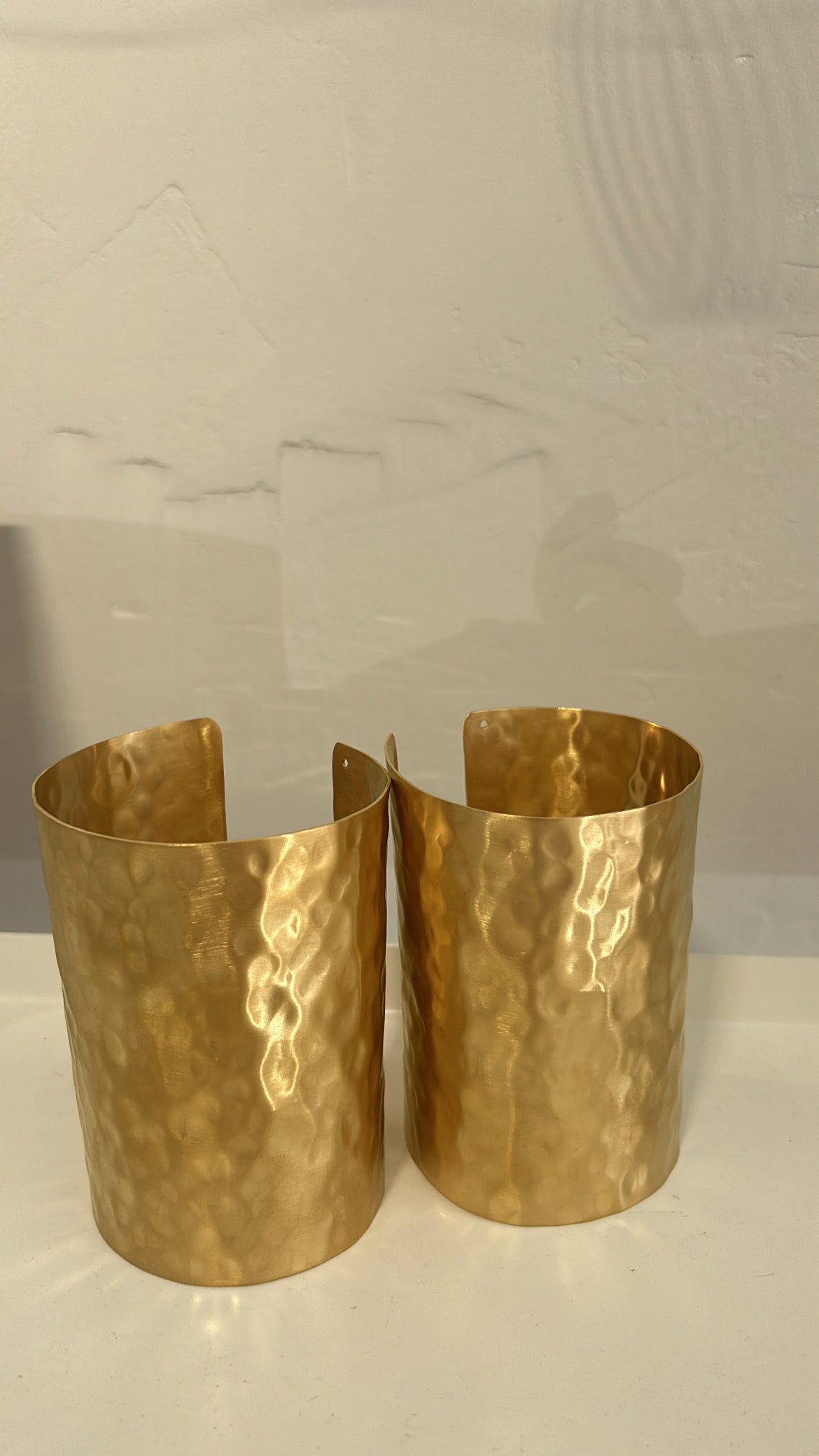 Bratara cuff - bijuterie statement cu linii curate și design contemporan