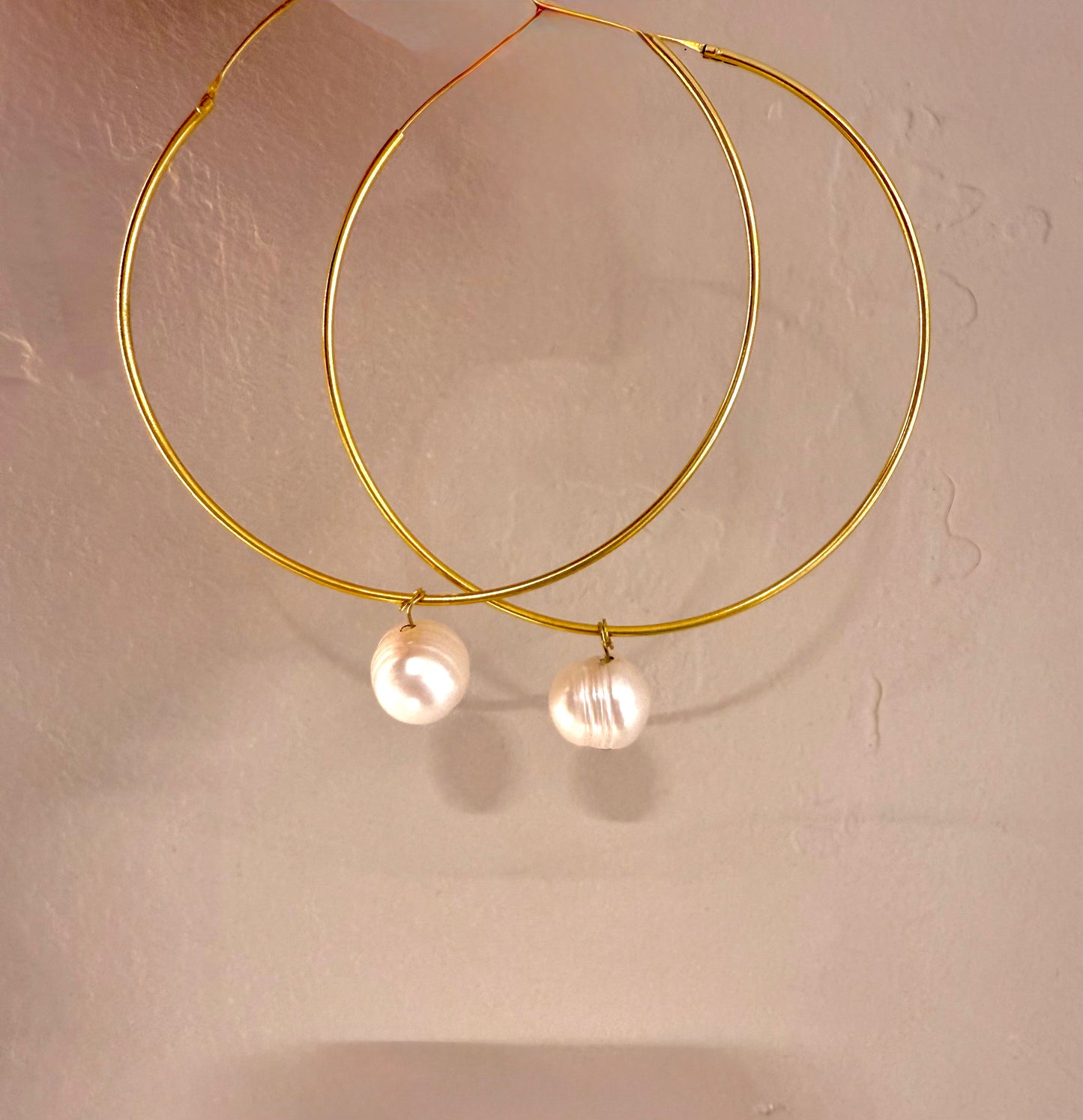 Cercei Hoops Mari cu Perla – bijuterie statement elegantă