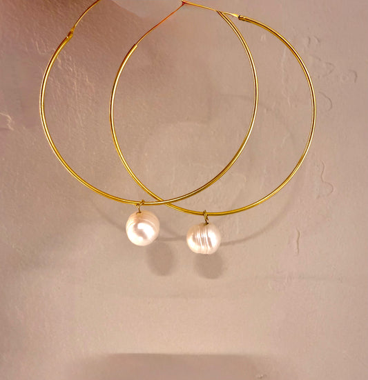 Cercei Hoops Mari cu Perla – bijuterie statement elegantă